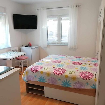 Apartment & Rooms Lilis 이졸라 외부 사진